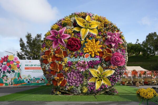 Bó hoa làm từ 108 giống hoa được xác lập kỷ lục Việt Nam tại Đà Lạt