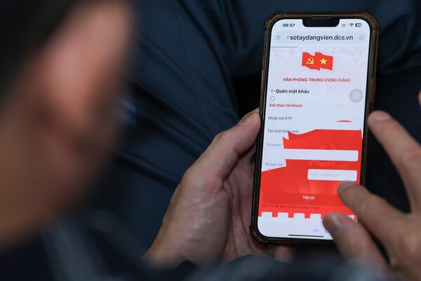 <b>Sổ tay đảng viên điện tử - bước tiến quan trọng trong công tác xây dựng Đảng </b>