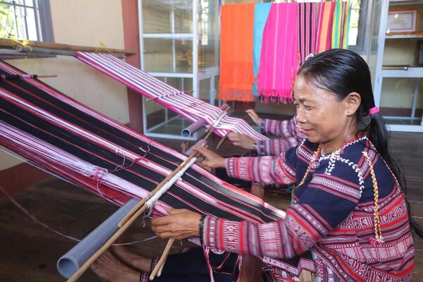 Dak Lak promotes Ba Na community’s gong culture, brocade weaving