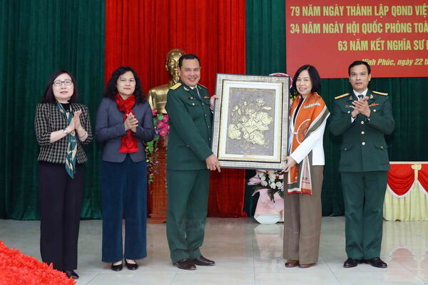 65 năm kết nghĩa TTXVN-Sư đoàn 304: Biểu hiện mẫu mực của tình đoàn kết quân dân