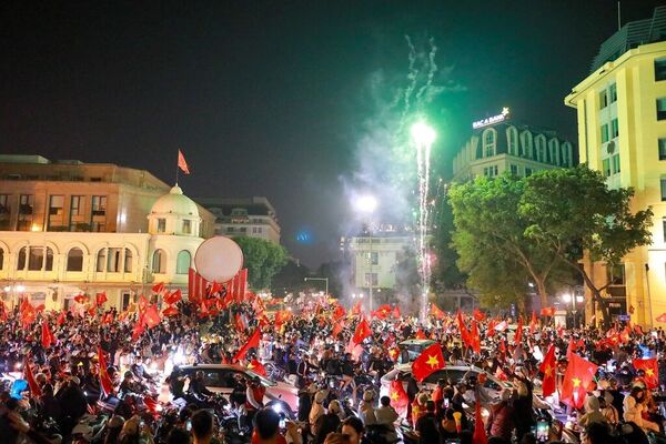 Fans erupt in joy as Vietnam U22 win gold medal at 33rd SEA Games