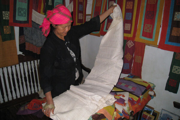 Để di sản thổ cẩm của người Mông trở thành sinh kế bền vững