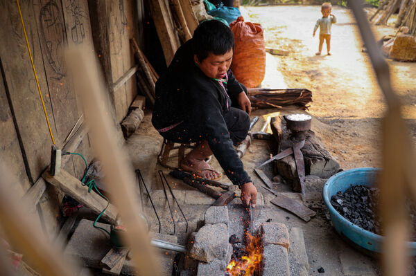 Về bản Lọng Háy xem người Mông giữ gìn nghề rèn truyền thống