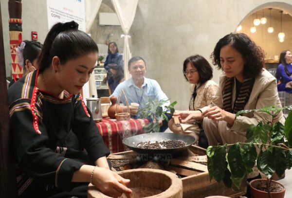 Distinctive traditional way of enjoying coffee among E De ethnic people