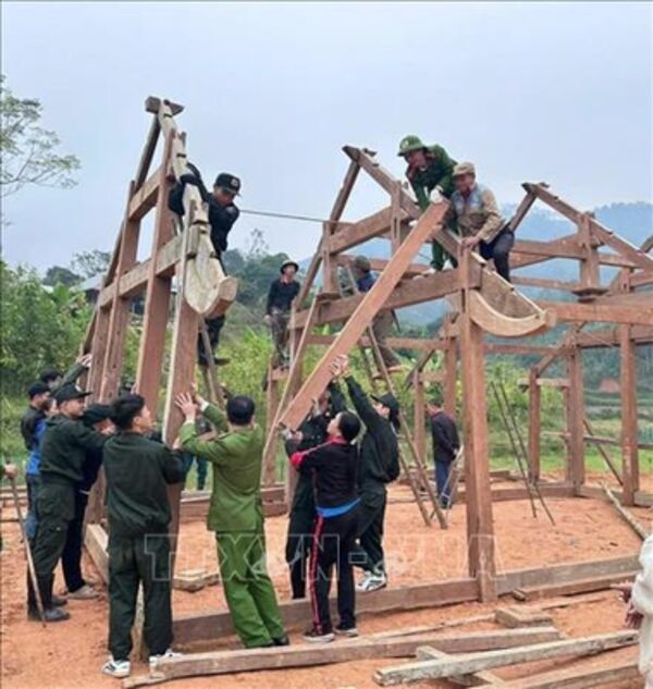 Dồn lực đẩy nhanh tiến độ làm nhà cho người dân vùng lũ