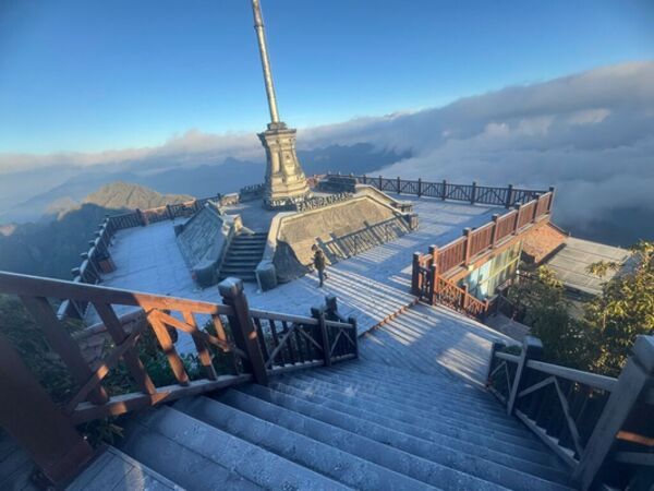 Peak Fansipan blanketed in ice on Christmas Day