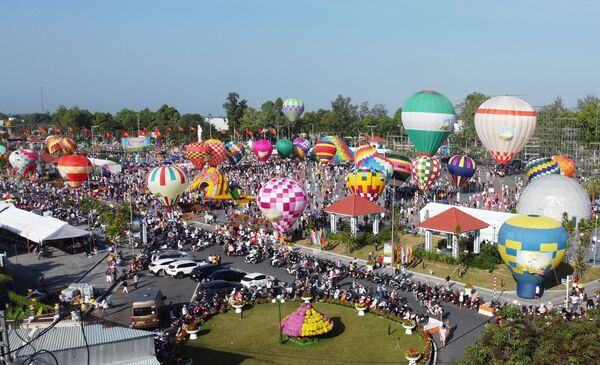 Bầu trời Sa Đéc (Đồng Tháp) đầy màu sắc khinh khí cầu