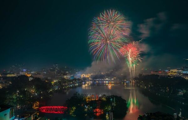 Brilliant fireworks welcome New Year 2026