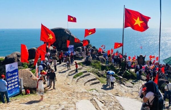 Welcoming first visitors to land of “Blue Sea – Great Forests”