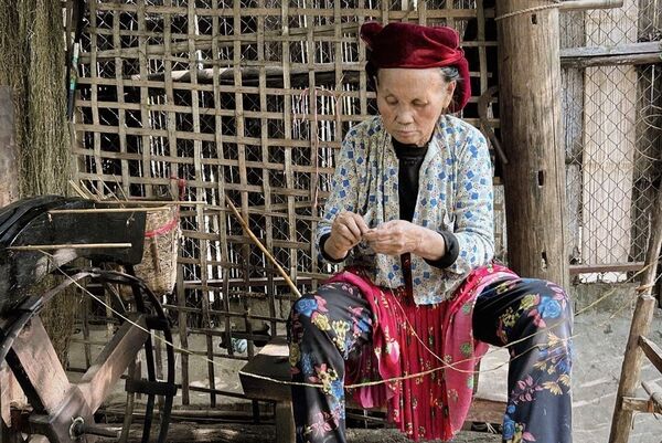 Lung Tam village keeps Hmong hemp weaving alive