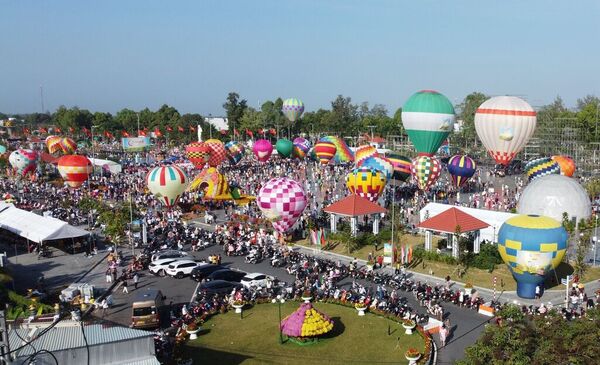 Hot air balloons fill the Sa Dec sky with colours