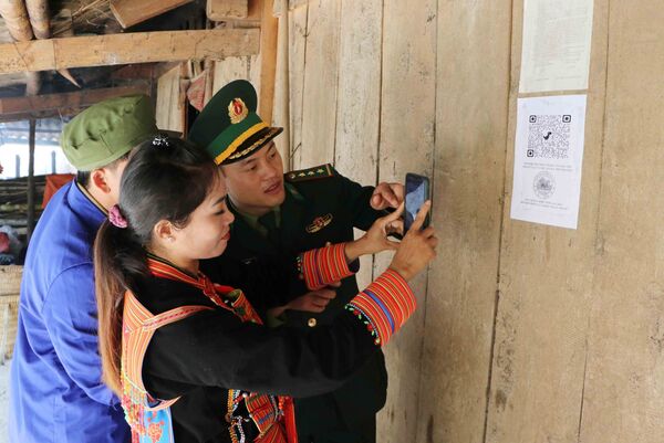 <b>Xây biên cương vững chắc từ lòng dân</b>