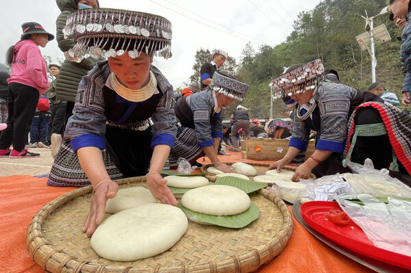 Pounding glutinous rice cake contest adds festive flair to Mu Cang Chai