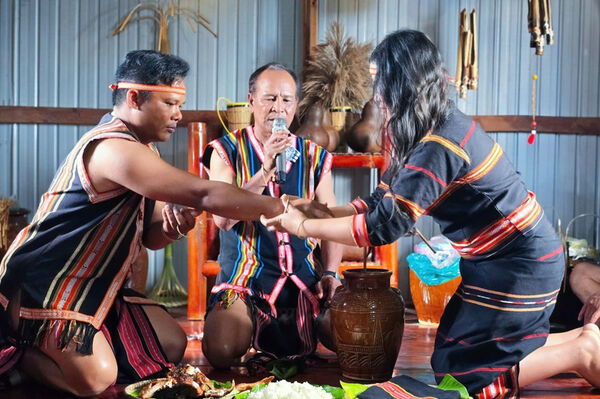 Traditional Jrai engagement ceremony re-enacted in Gia Lai