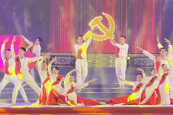 <b>Đảng quang vinh soi rọi bước tương lai</b>