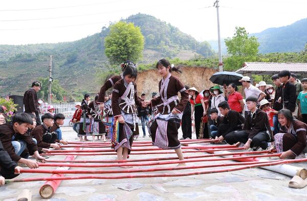  Vietnam preserves cultural soul of very-small ethnic groups