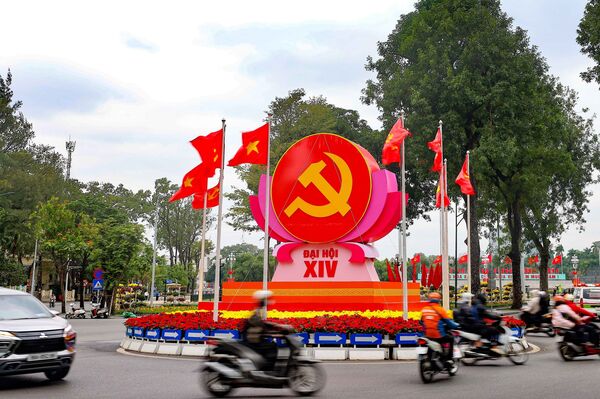 Hanoi adorned with flags and flowers to welcome 14th National Party Congress