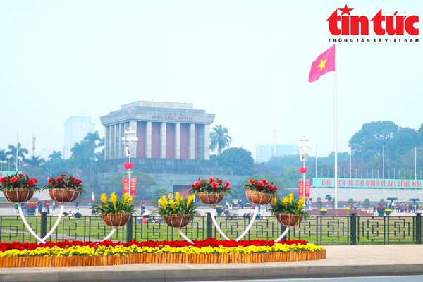 Phố phường Hà Nội rực rỡ cờ hoa chào mừng Đại hội Đảng lần thứ XIV