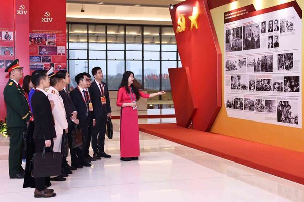 <b>VNA photo exhibition highlights Party leadership in guiding nation into new era</b>