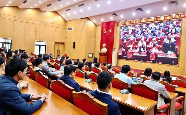 Agencies and units in Quang Ninh watch live broadcast of 14th National Party Congress opening session