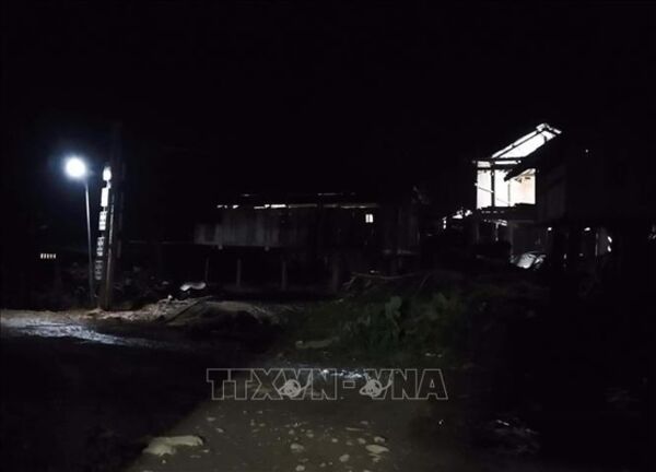 Quảng Ngãi: Lần đầu điện lưới về với Tu Thôn