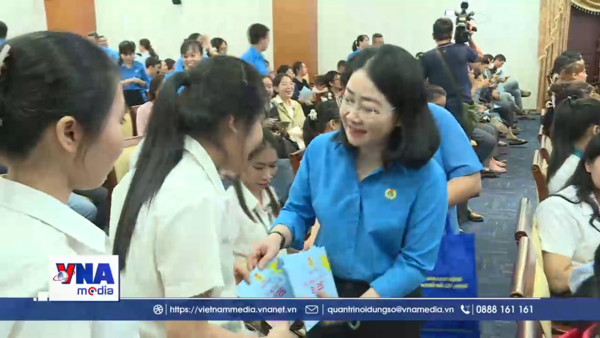 Tặng quà Tết cho 350.000 công nhân có hoàn cảnh khó khăn