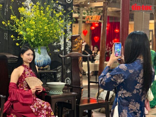 Đậm sắc màu Tết Việt trong từng góc phố cổ