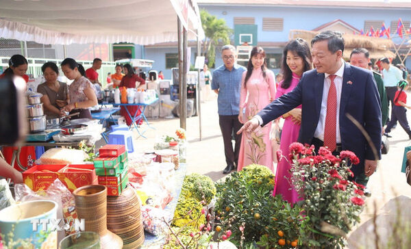 Vietnam’s traditional Lunar New Year cuisine shines in Laos