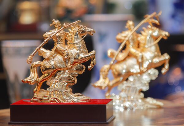 Linh vật ngựa dát vàng Kiêu Kỵ 'hút hàng' dịp Tết Bính Ngọ 2026