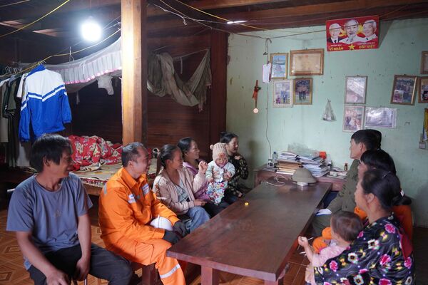 Lai Châu đưa điện về những vùng “lõm sóng” để người dân đón Tết