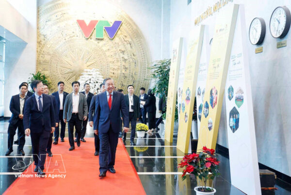 Party leader pays Tet visits to Vietnam Television, Voice of Vietnam