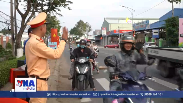 Trạm dừng chân nghĩa tình “tiếp sức” người dân trên hành trình về quê ăn Tết