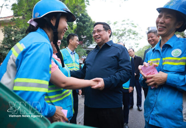 PM Pham Minh Chinh extends Tet greetings to environmental sanitation workers in Hanoi
