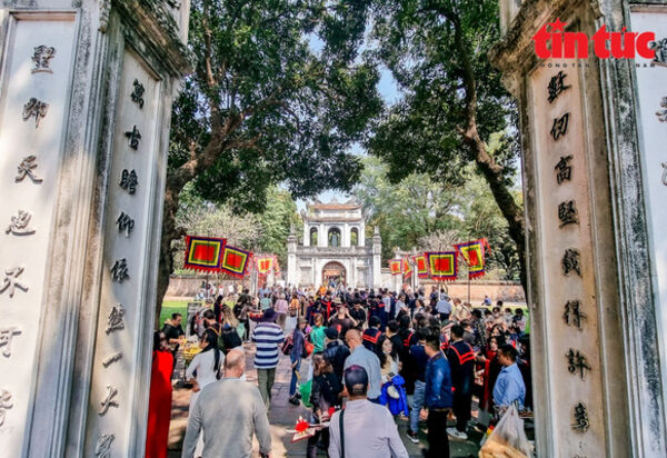 Hanoi offers free parking, public transport during Lunar New Year