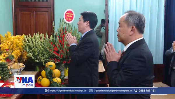 Chủ tịch nước Lương Cường dâng hương Chủ tịch Hồ Chí Minh