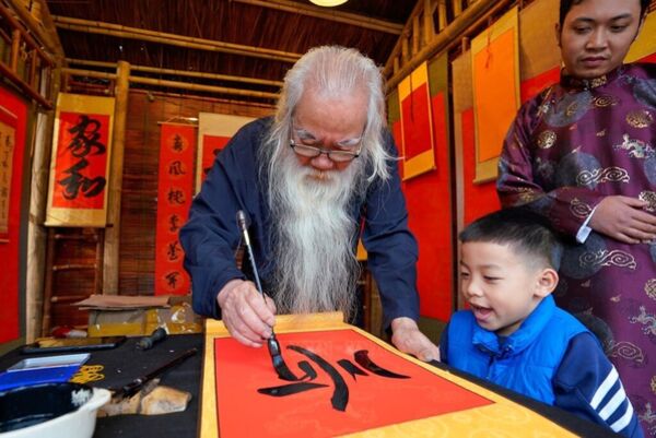 Vietnamese New Year calligraphy tradition