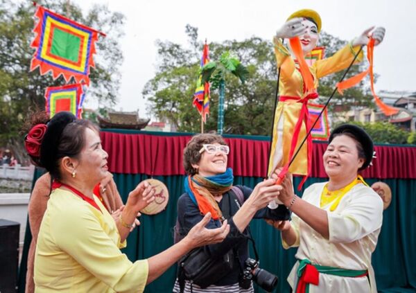 Te Tieu traditional puppet performance attracts locals and tourists in Hanoi
