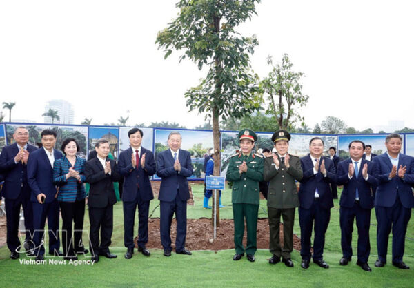 Party leader attends launch of tree planting festival in Hanoi