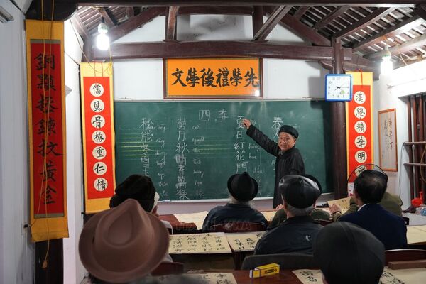 Special class preserving Han–Nom script in ancestral land