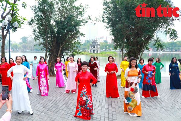 Sắc áo dài rạng rỡ trên phố dịp Quốc tế Phụ nữ 8/3