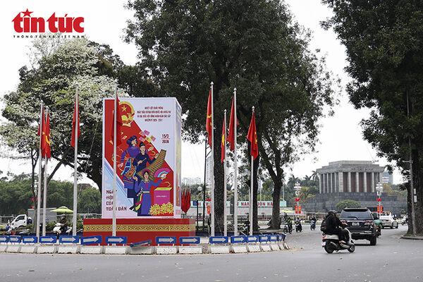 Cờ hoa rực đỏ khắp phố phường Hà Nội chào mừng ngày bầu cử