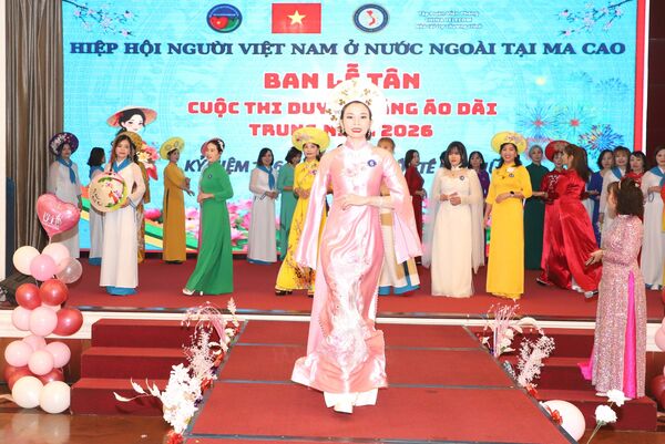 Vietnamese “ao dai” shines on global stage