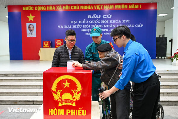 Người dân Thủ đô rạng rỡ đi bỏ phiếu trong 'ngày hội non sông' 