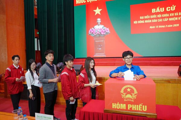 Cử tri là sinh viên đặt niềm tin nơi lá phiếu bầu cử