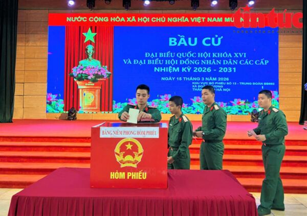 Chiến sĩ, cử tri trẻ háo hức trong lần đầu đi bỏ phiếu bầu cử