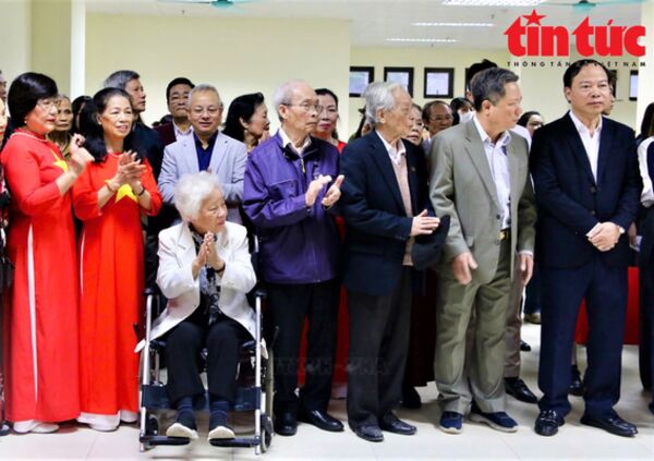 Nhà báo, nhà giáo 96 tuổi tự hào thực hiện quyền công dân trong ngày bầu cử