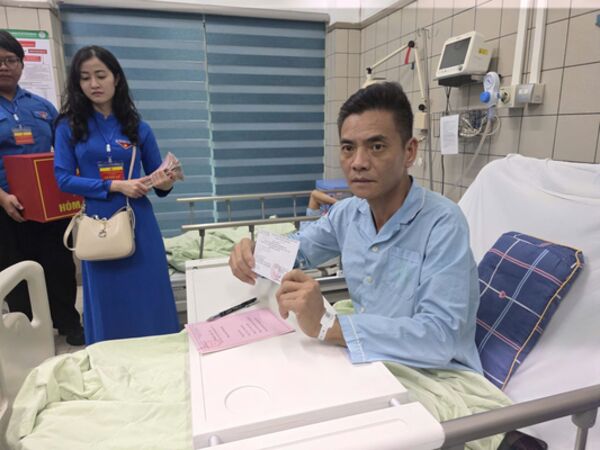 Những cử tri hoàn thành trọn vẹn quyền bầu cử trên giường bệnh