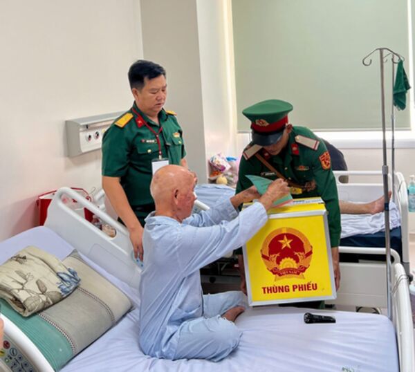 TP Hồ Chí Minh: Bệnh nhân thực hiện quyền bầu cử ngay tại bệnh viện