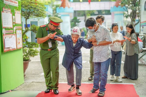 Những lá phiếu đầy trách nhiệm của 'cử tri đặc biệt' tại TP Hồ Chí Minh