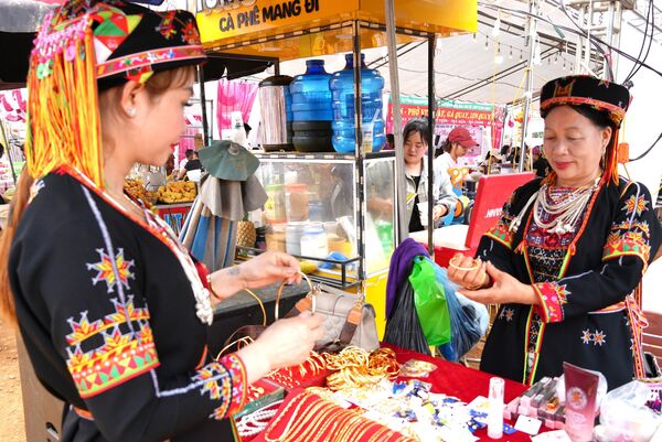 Đặc sắc phiên chợ “mua may, bán rủi” dưới chân dãy Cham Chu hùng vĩ